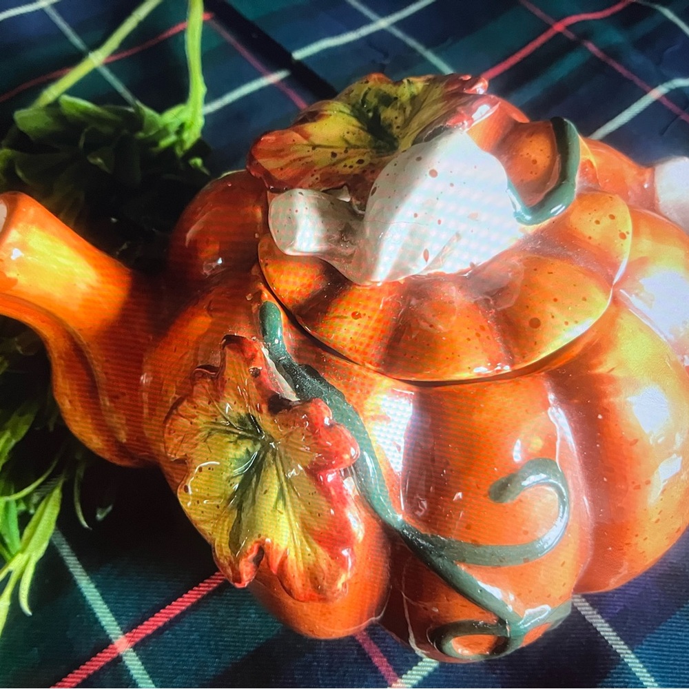 Teapot.  Fall/Pumpkin 6 cup teapot